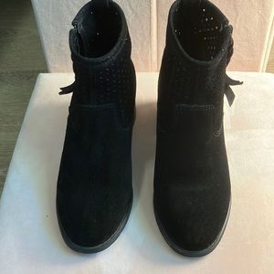 7 M Ankle Suede Boots